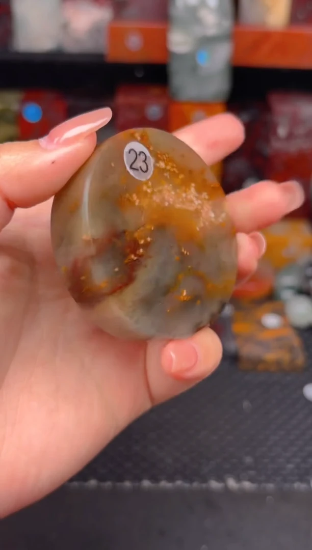 玉桂林鸡血玉摆件 编号：23