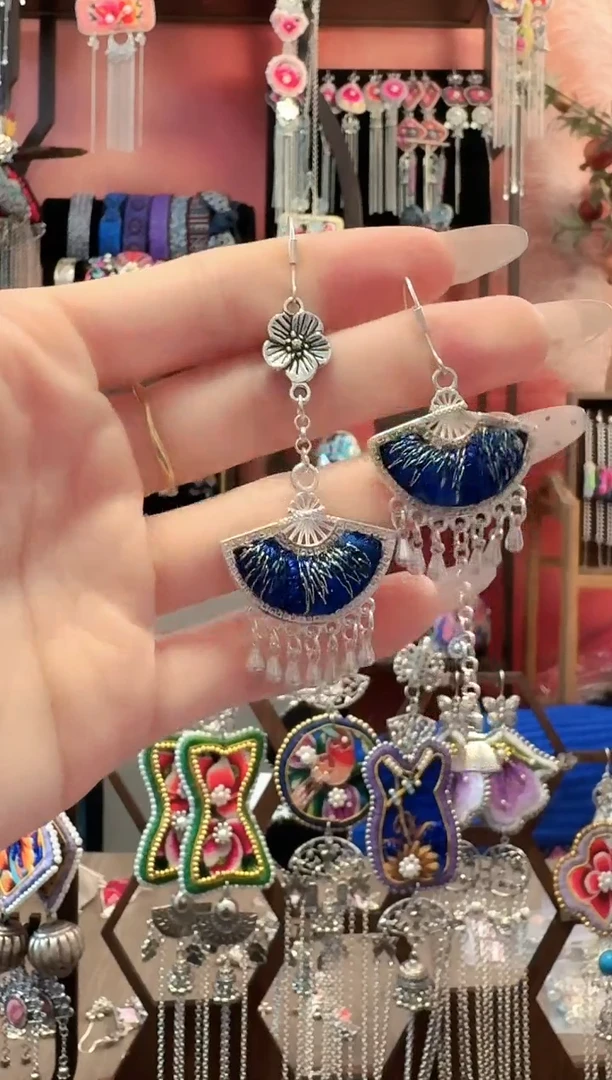 织绣云织谣民族风精美饰品   68