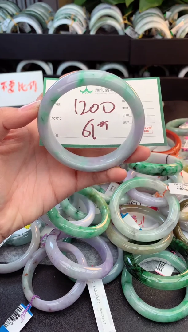 未镶嵌定制翡翠毛货需精细抛光+多人