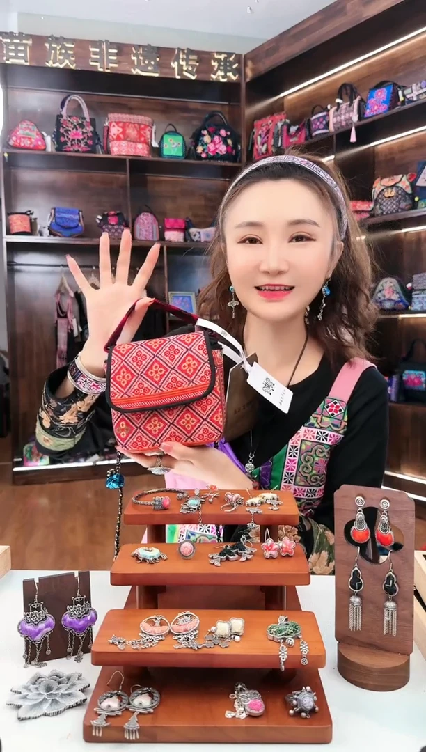 【闪购商品】织绣L34蚩梦苗族古绣