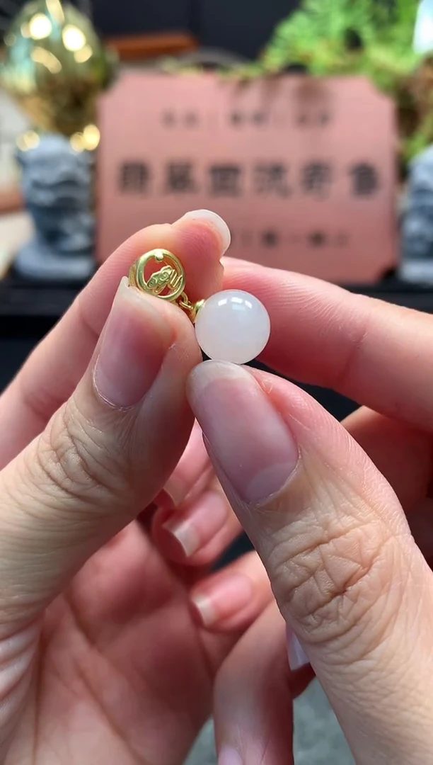 颈饰未镶嵌和田玉吊坠