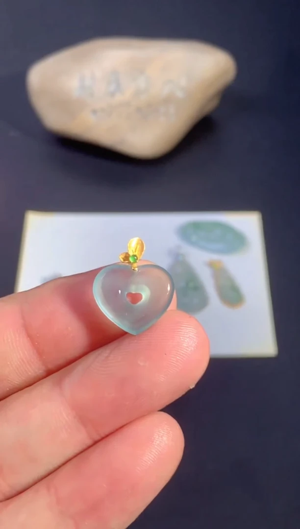 颈饰18K金镶嵌翡翠