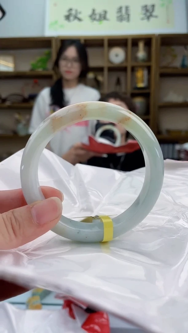 翡翠手镯未镶嵌翡翠手镯