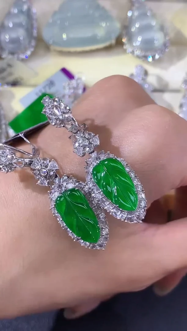 18K金镶嵌翡翠耳饰B74多样性发其一