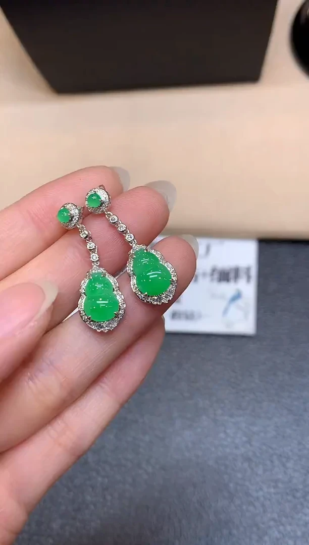 18K金镶嵌翡翠耳饰葫芦【无服务费