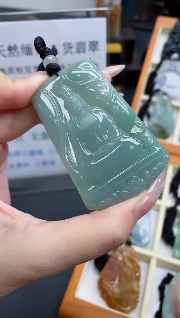 翡翠未镶嵌颈饰观音