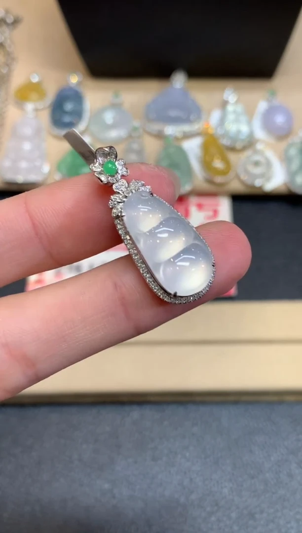 【闪购商品】翡翠颈饰18K金镶嵌福豆【无服务费】