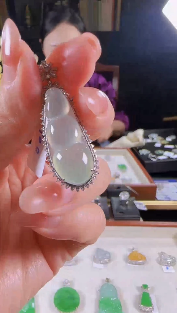 【闪购商品】翡翠吊坠(不含链)18K金镶嵌高冰福豆