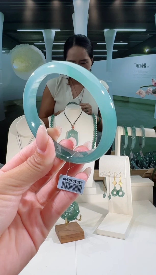 翡翠手镯未镶嵌62圈