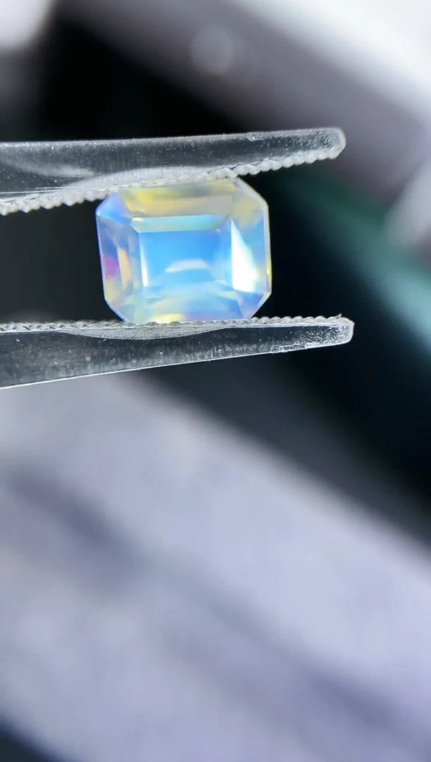 【闪购商品】定制长石定制未镶嵌1.265克拉七彩月光石