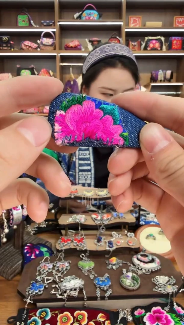 【闪购商品】织绣42蒙阿苏苗绣传承