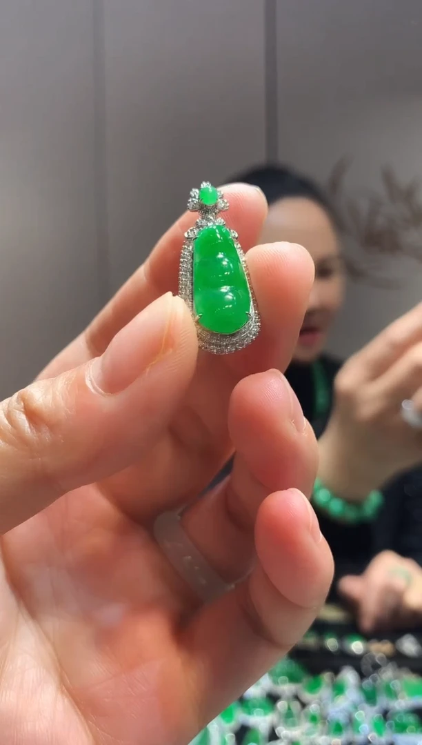 【闪购商品】翡翠吊坠(不含链)18K金镶嵌福豆