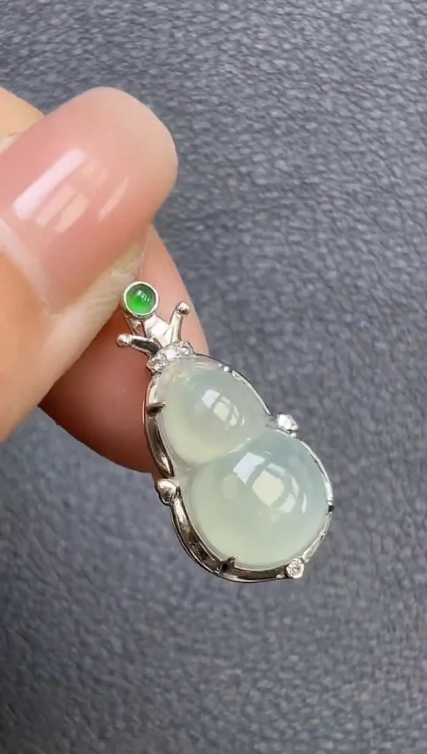 颈饰18K金镶嵌翡翠葫芦