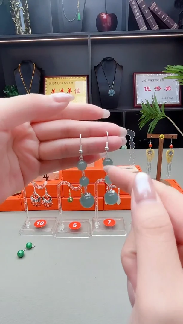 未镶嵌石英质玉（天山翠）耳钉224