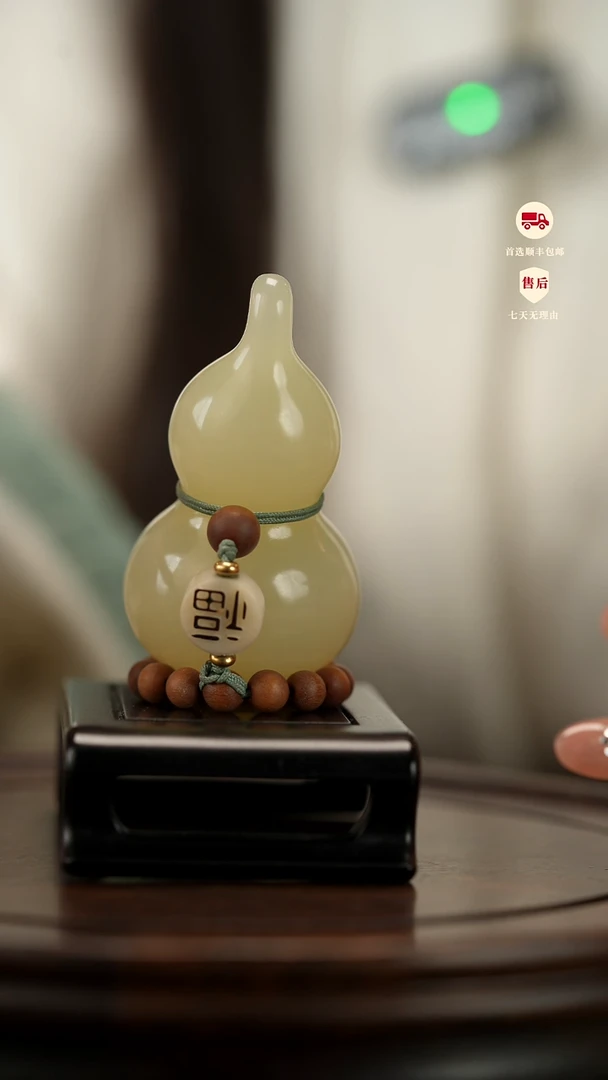 云南石竹叶青雕刻：手捻福禄手把件摆件