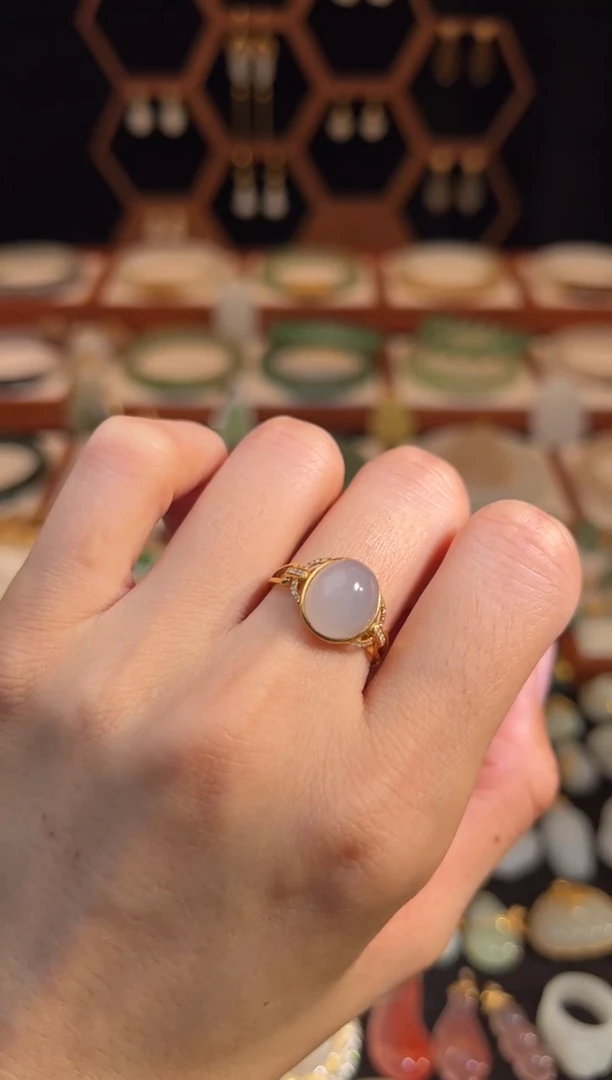 18K金镶嵌戒指和田玉放漏