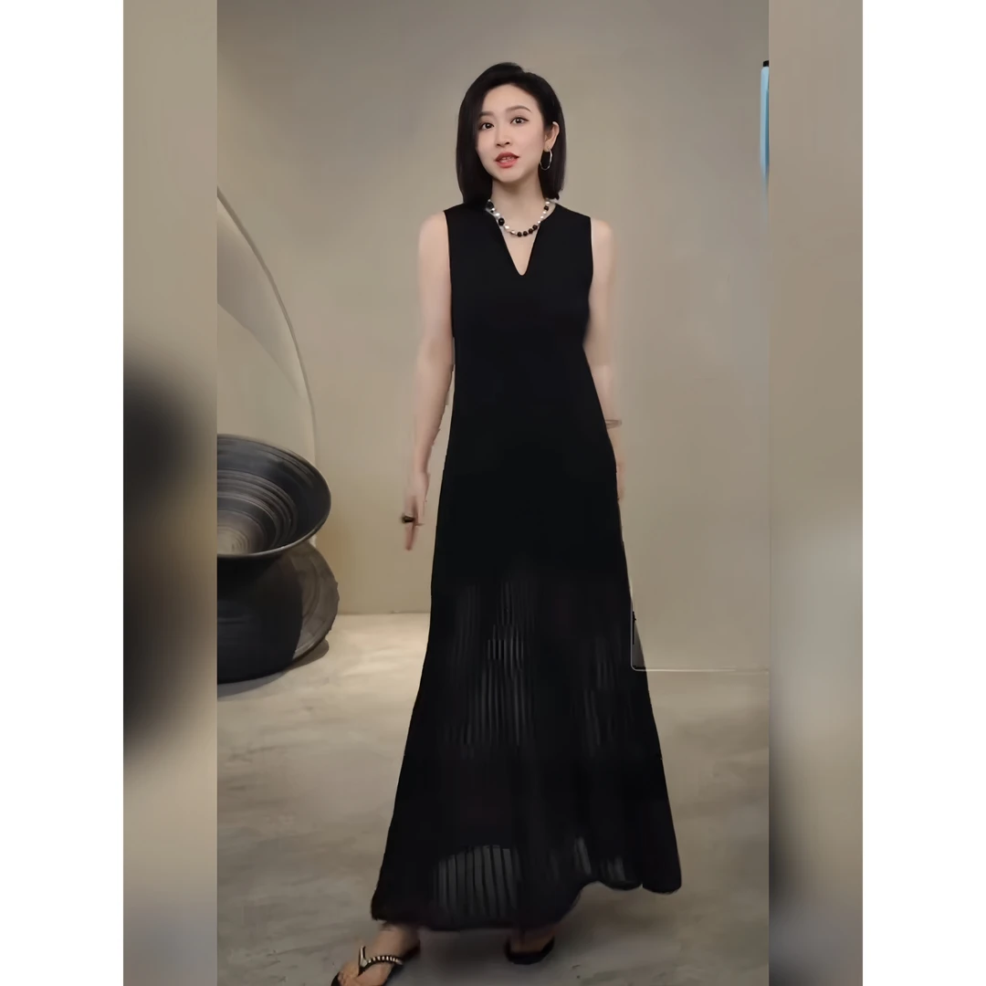 风姿优雅V领无袖剪裁拼接微透下摆连衣裙夏装新款黑色冰丝针织裙