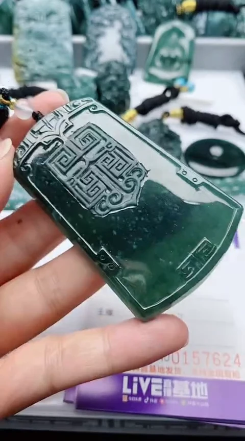 颈饰未镶嵌翡翠