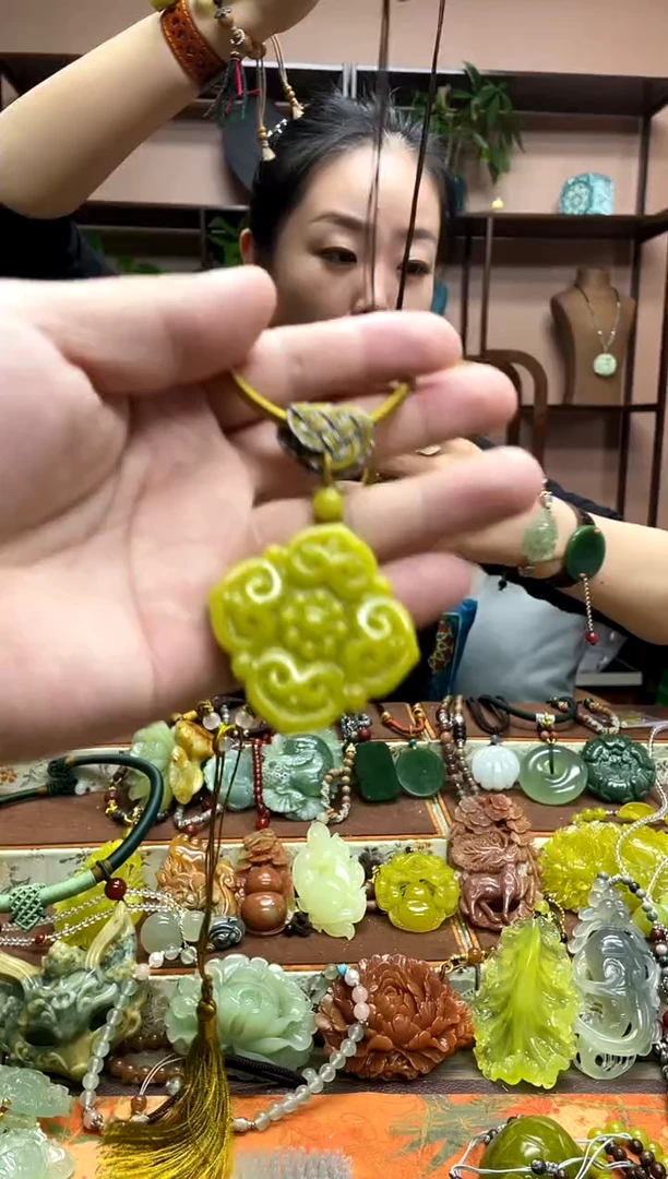 未镶嵌岫玉吊坠多样性发货发其中之一