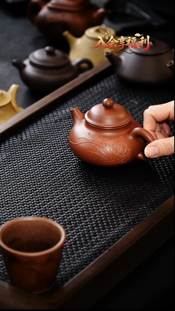 茶壶紫砂容天，红皮龙，本色堆绘兰花，210毫升左右