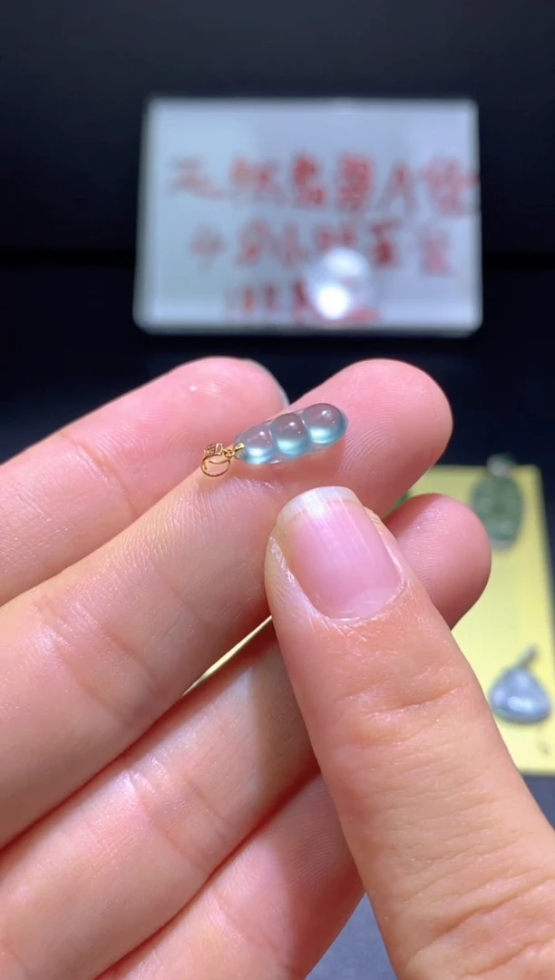 翡翠18K金镶嵌颈饰翡翠吊坠