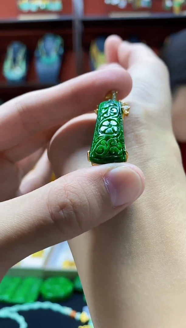 颈饰未镶嵌翡翠吊坠