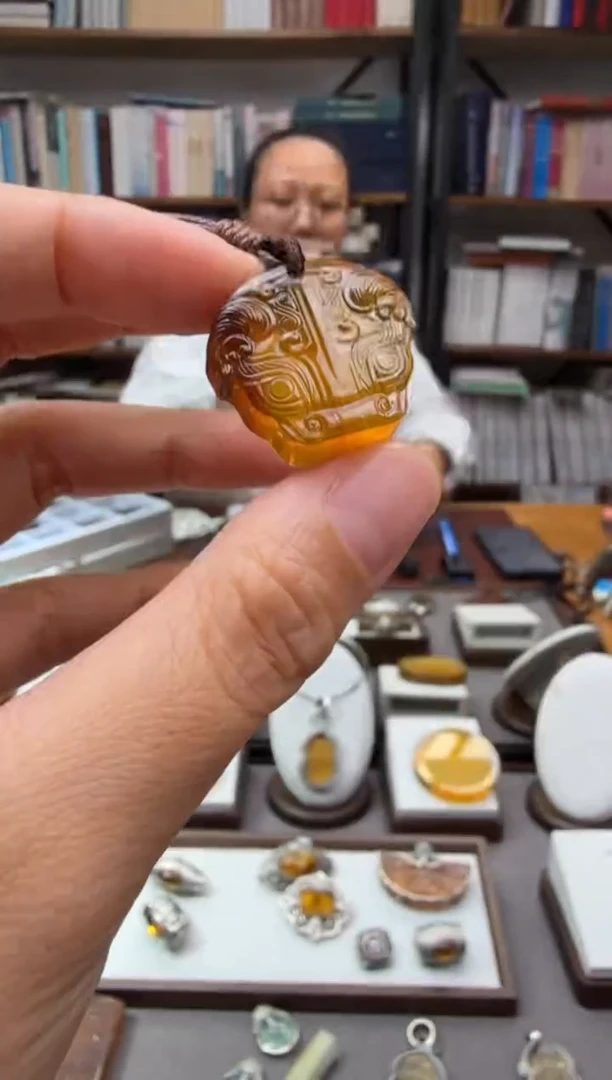 未镶嵌颈饰琥珀牛首 吊坠