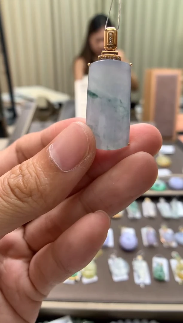 翡翠18K金镶嵌颈饰无事牌