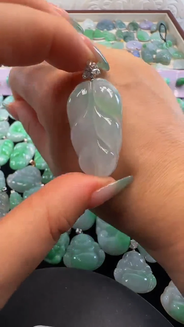 颈饰18K金镶嵌翡翠叶子