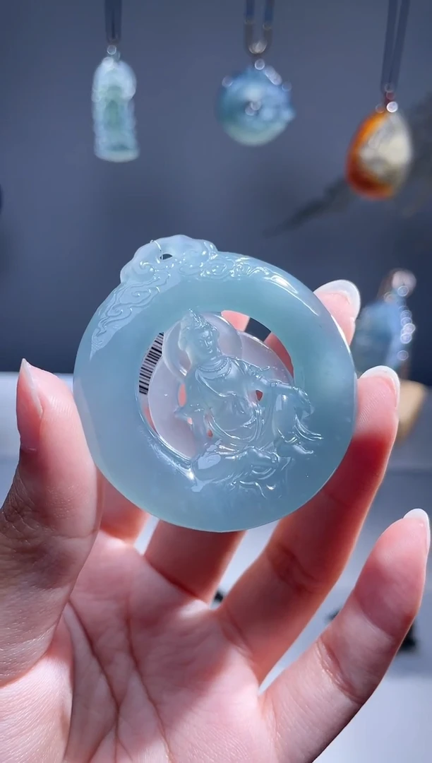 翡翠未镶嵌颈饰观音自在