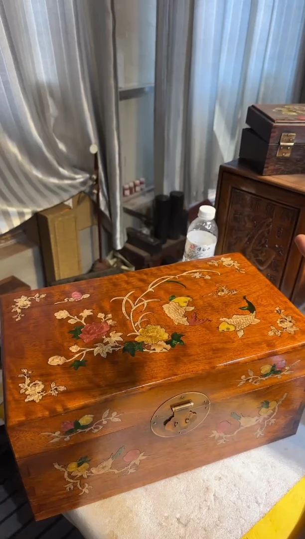 木黄花梨镶嵌彩贝箱子花鱼花鱼