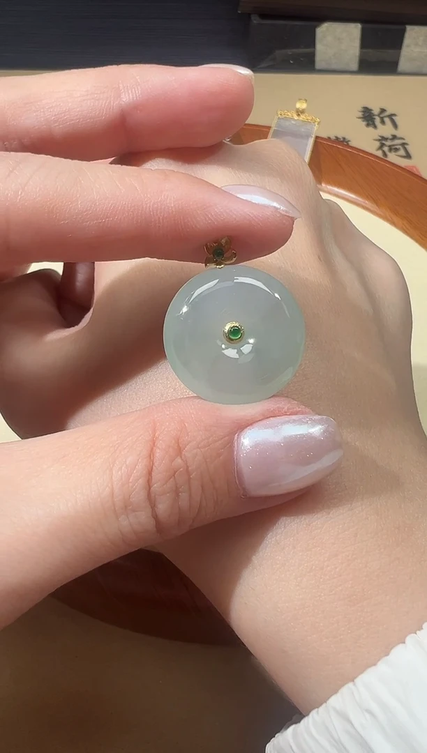 翡翠18K金镶嵌颈饰飘花扣子