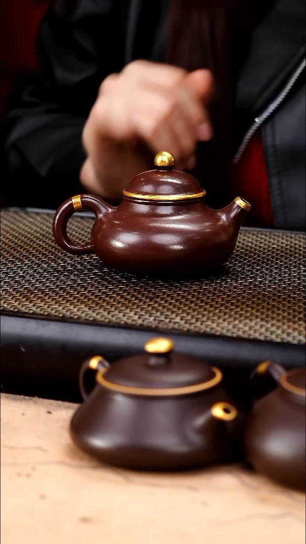 茶壶紫砂四号井茄皮紫泥描金薄胎容天130cc