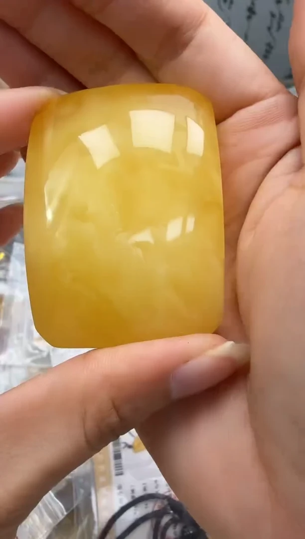 未镶嵌琥珀裸石如图