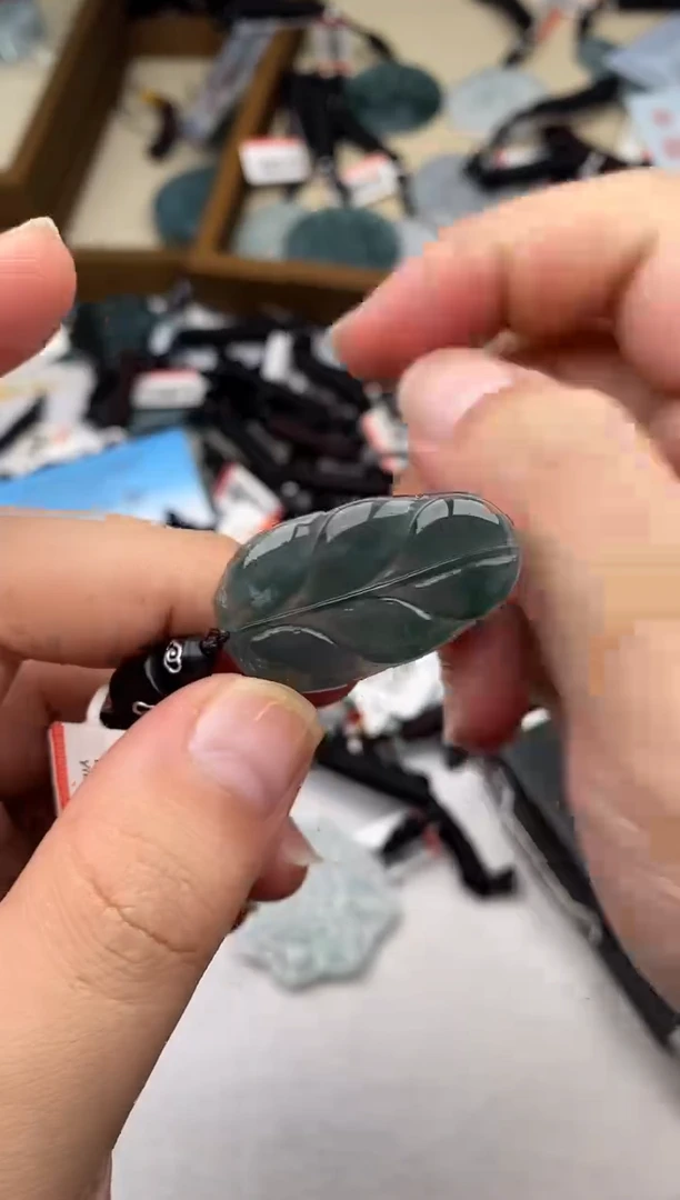 翡翠未镶嵌颈饰多样性发其一