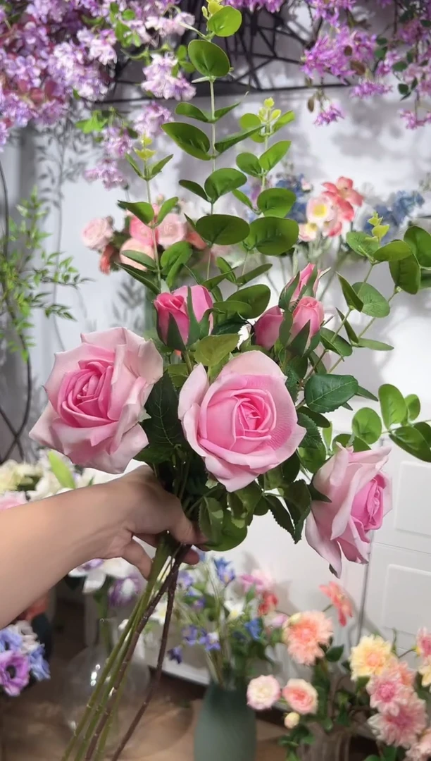 3枝粉色妃子玫+2枝尤加利叶