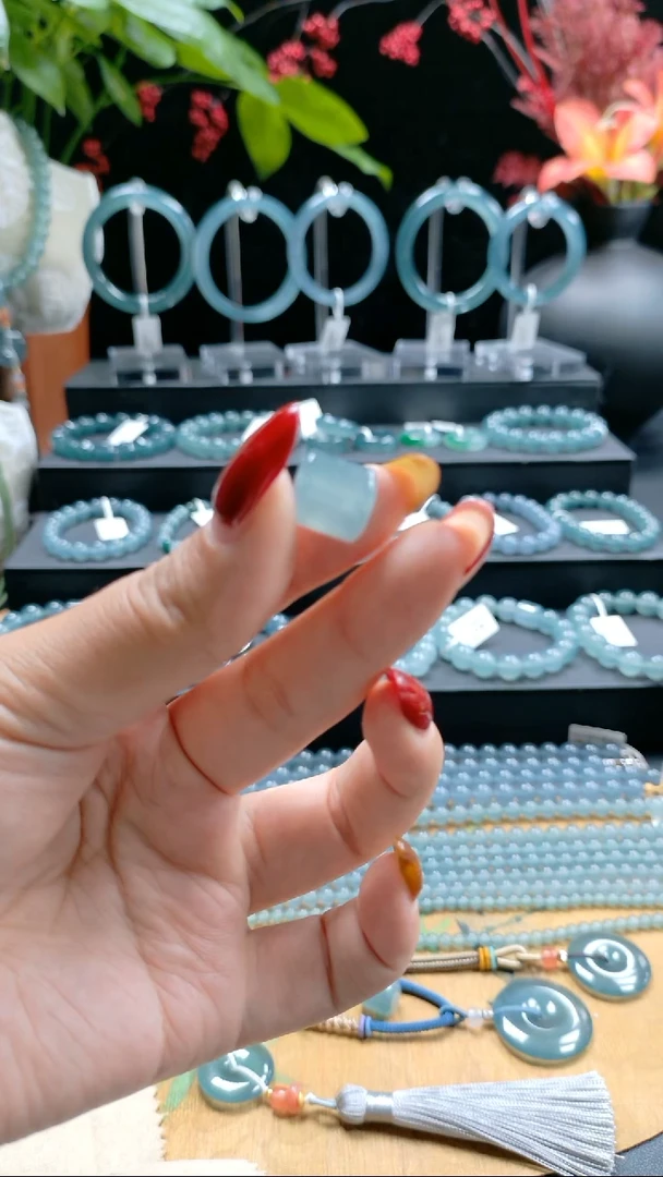 散珠翡翠12mm冰种天空蓝桶珠（微瑕）