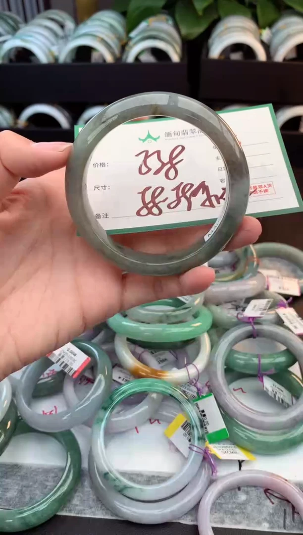 未镶嵌定制翡翠毛货需精细抛光+多人