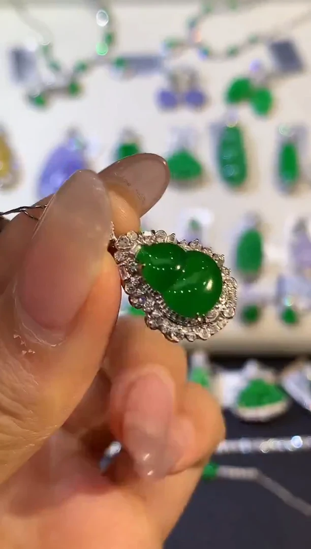 吊坠(不含链)18K金镶嵌翡翠莫*多样性发其一