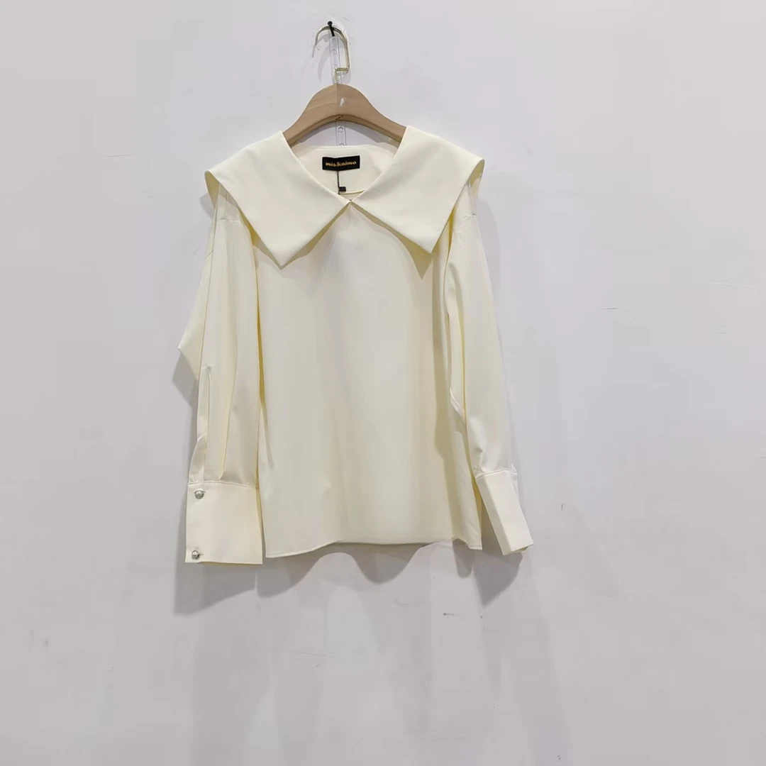 1416款 米色娃娃领百搭衬衫