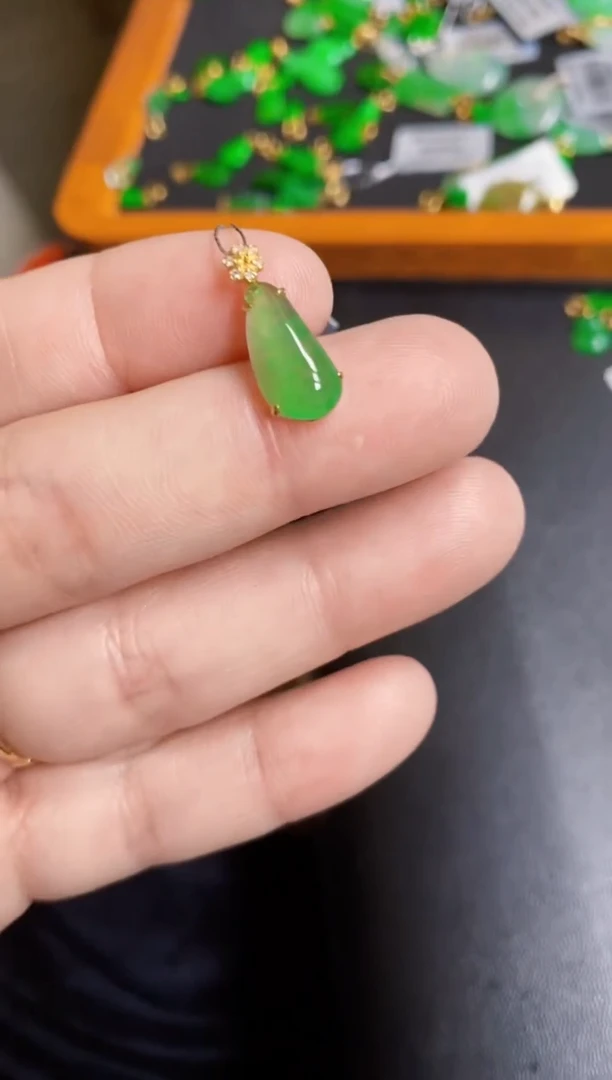 【闪购商品】翡翠颈饰18K金镶嵌吊坠