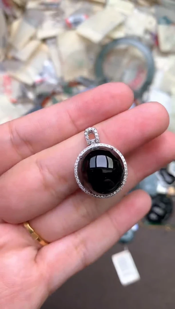 18K金镶嵌挂件翡翠 —
