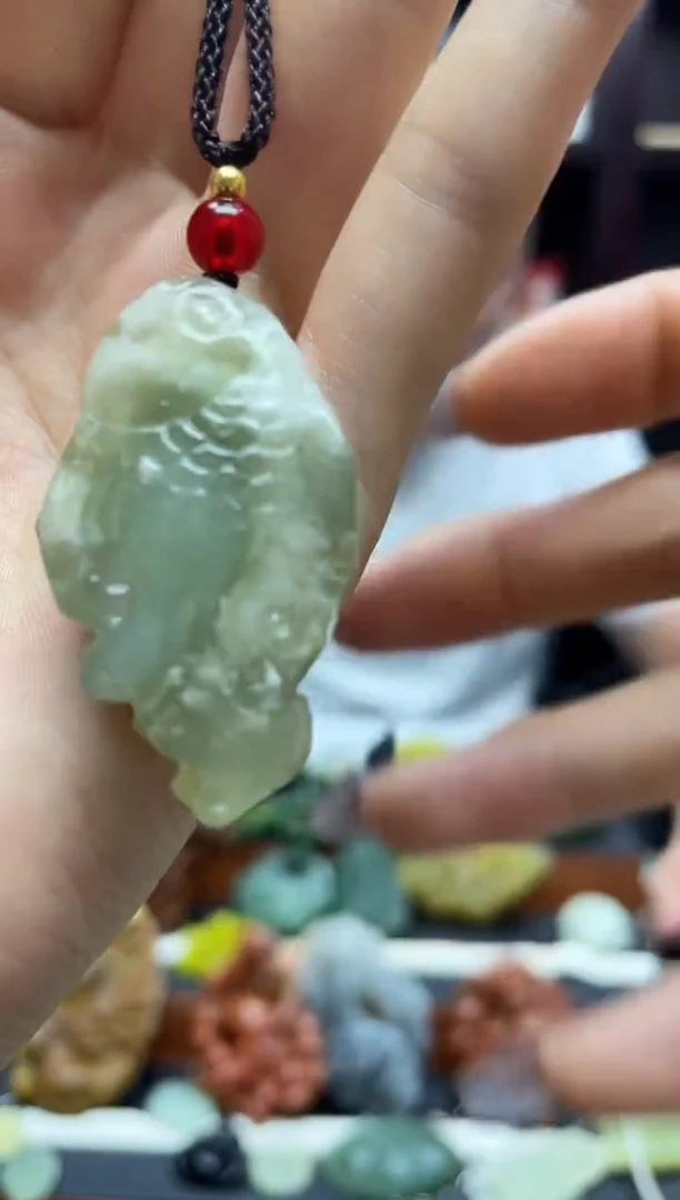 岫玉未镶嵌吊坠·