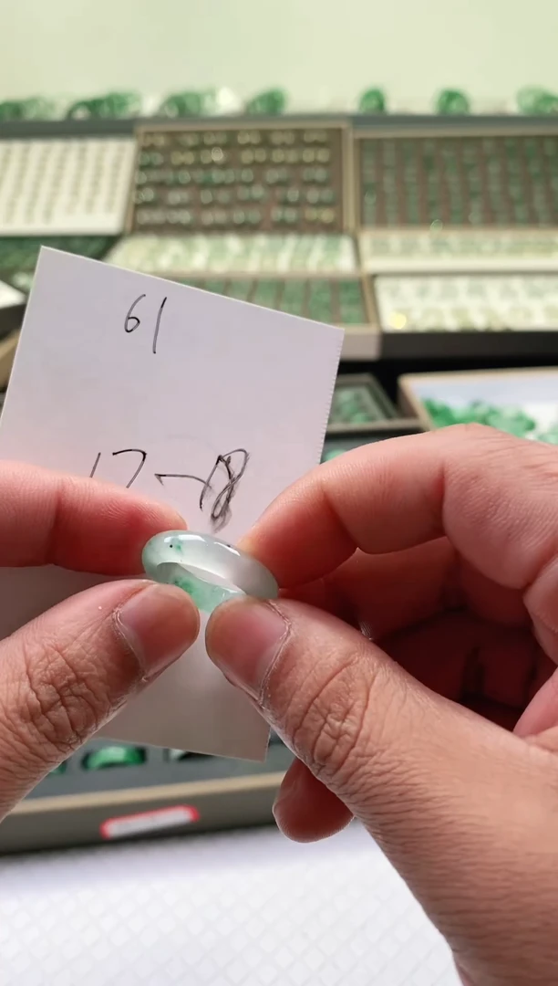 未镶嵌石英质玉（非洲翠）戒圈微瑕戒圈17