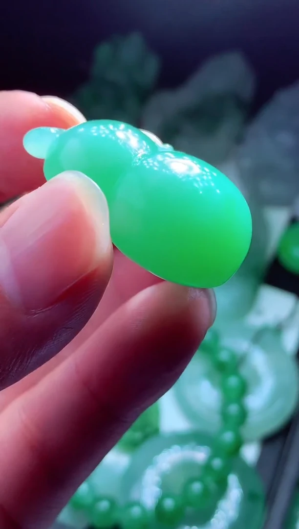 未镶嵌定制翡翠E***?翡翠毛货定制