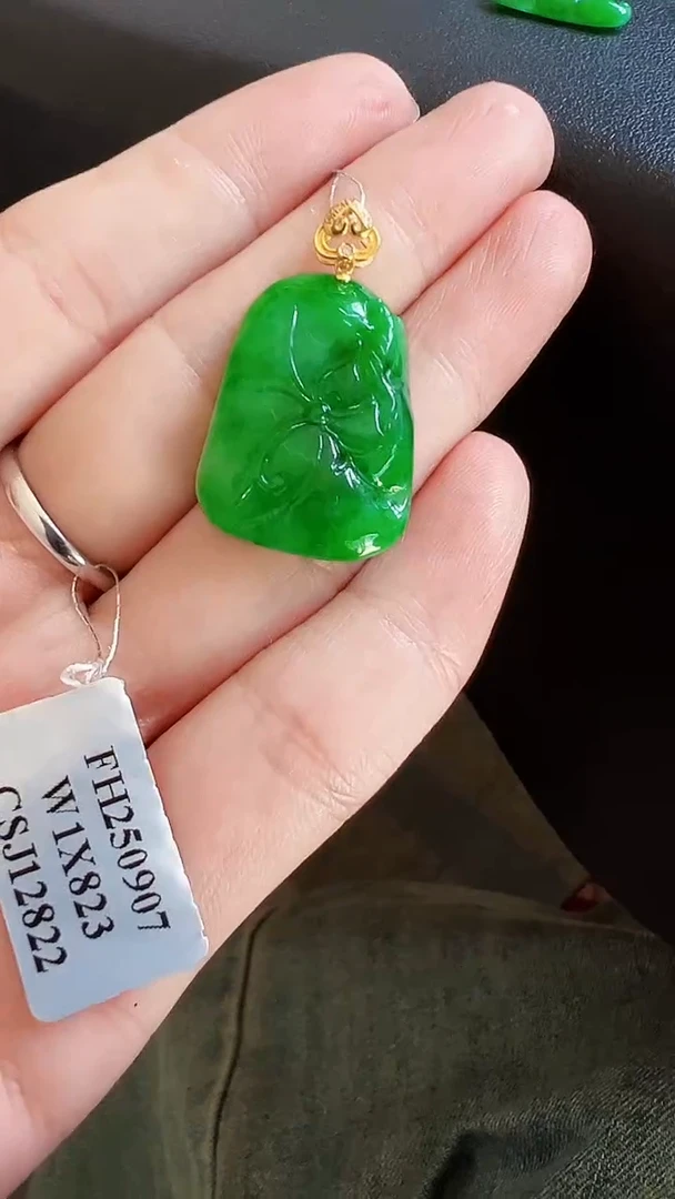 颈饰18K金镶嵌翡翠荷叶