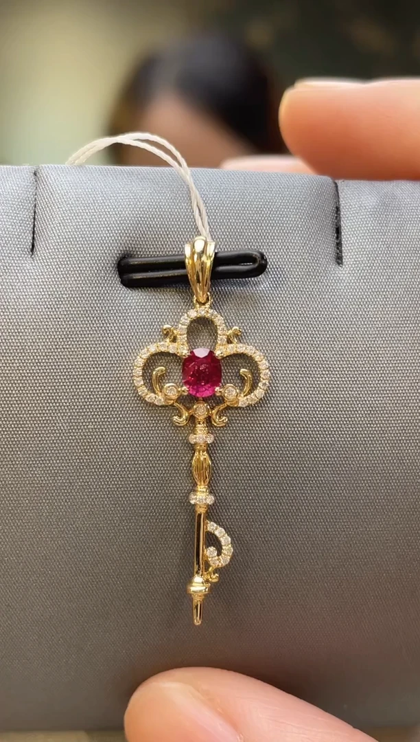 吊坠(不含链)18K金镶嵌红宝石主石：0.35ct