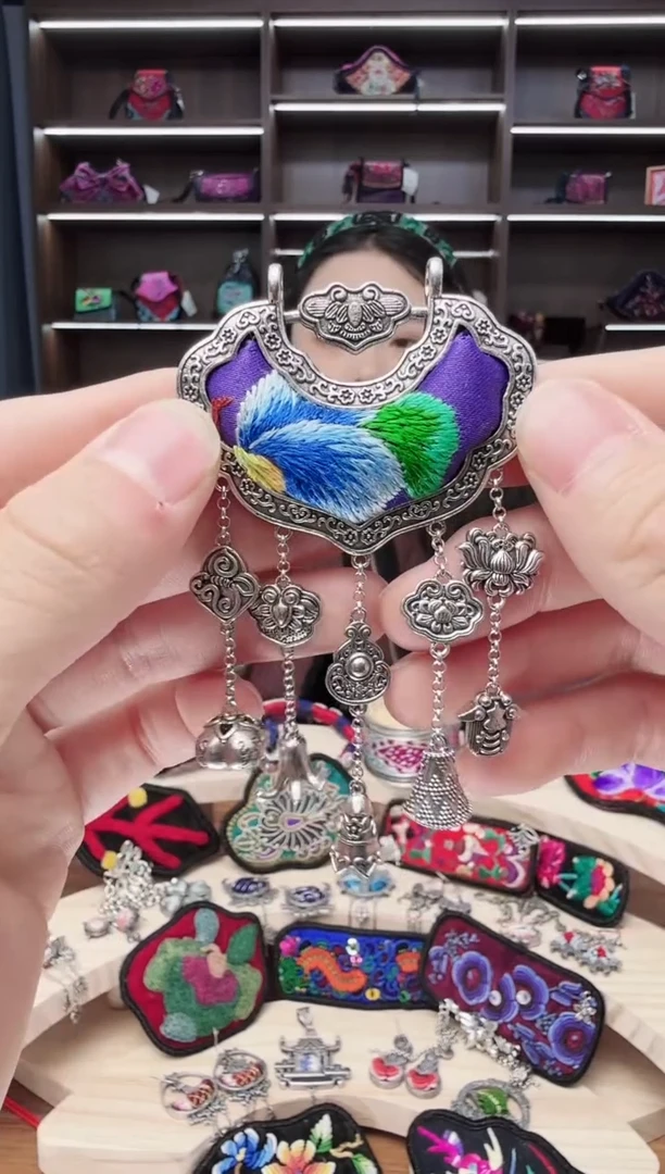 织绣66蒙阿苏苗绣传承店