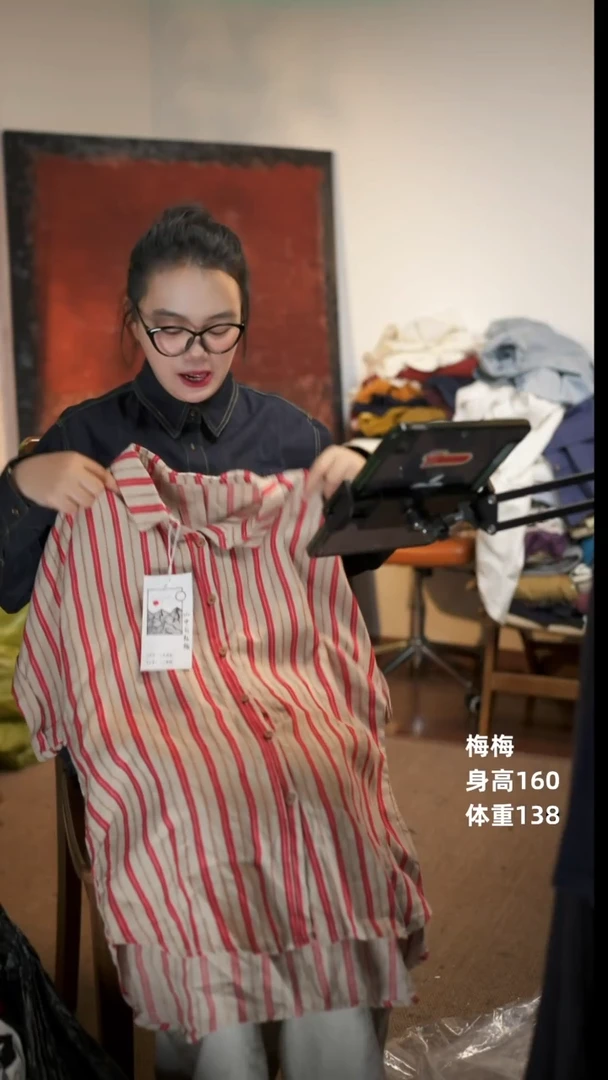 红色条纹上衣小衫