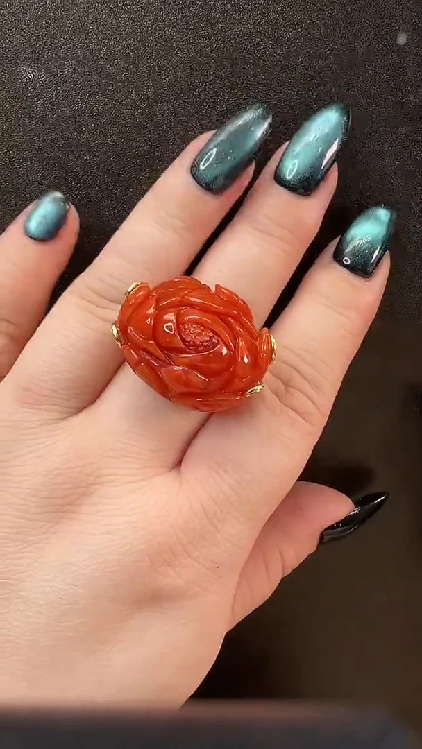 颈饰未镶嵌南红玛瑙戒指